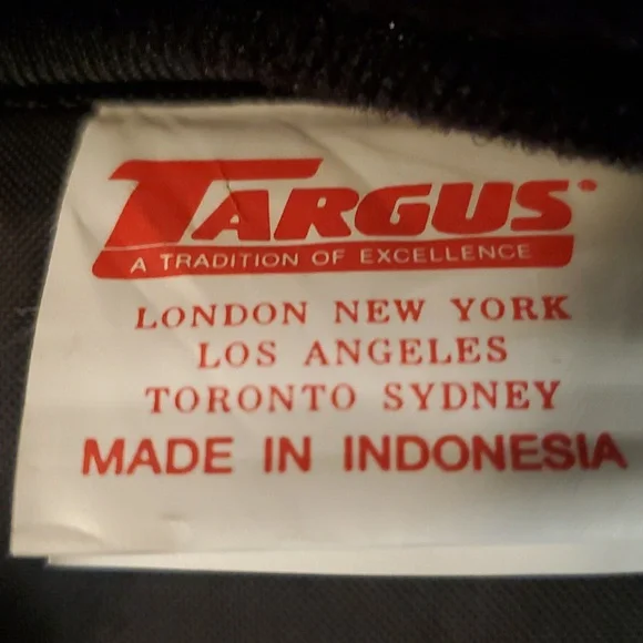 Like New Targus Laptop Messenger Bag, Black - Picture 9 of 11